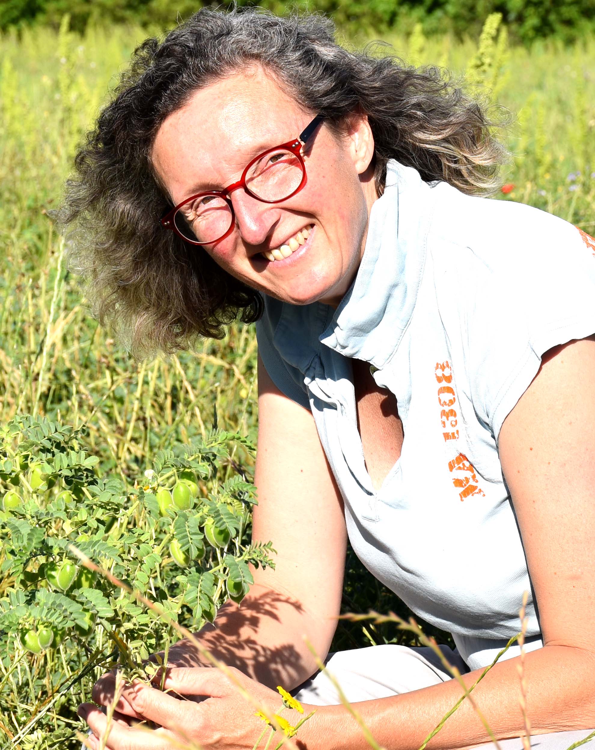 Raphaëlle avec plante de pois chiches.jpg